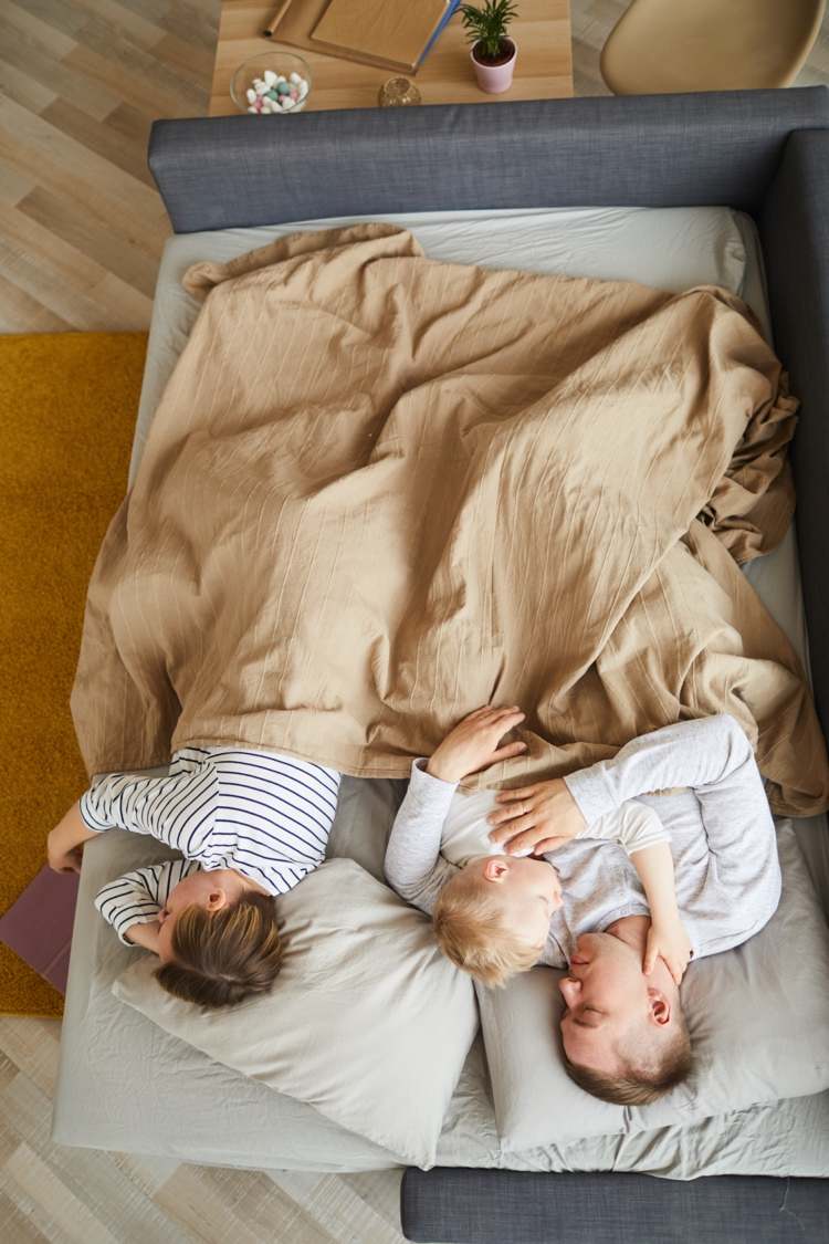 Forneça um apartamento de 1 quarto com um bebê, sofá grande com função de dormir