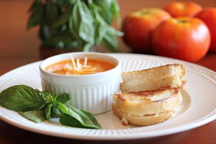 receita de sopa de tomate com panini de queijo