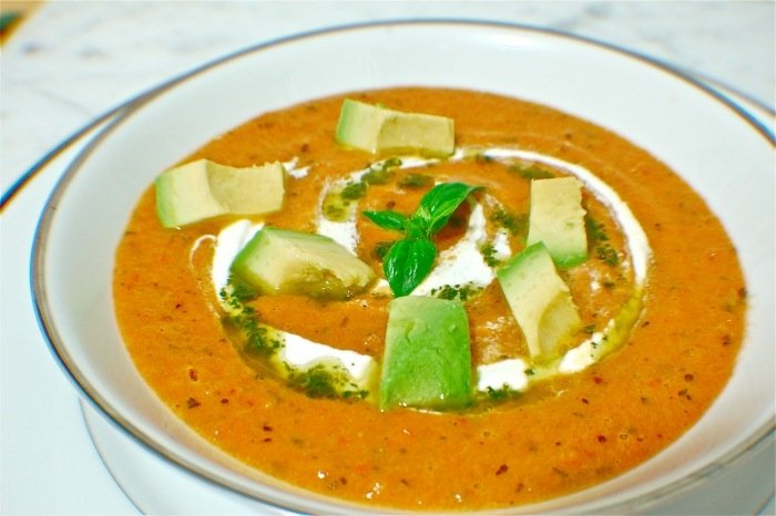 receita de sopa de tomate-abacate-pesto-creme