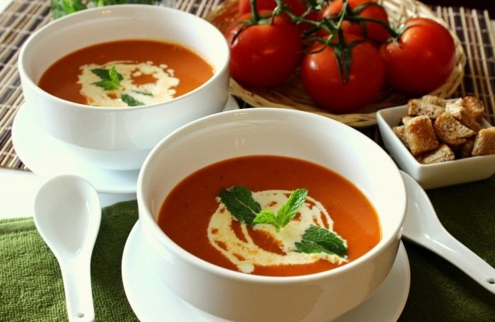 tomate-sopa-receita-adicionar-creme-croutons