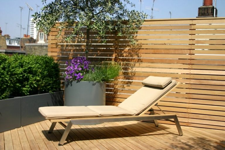 varanda e terraço no telhado chaise longue plantador árvore madeira tela de privacidade
