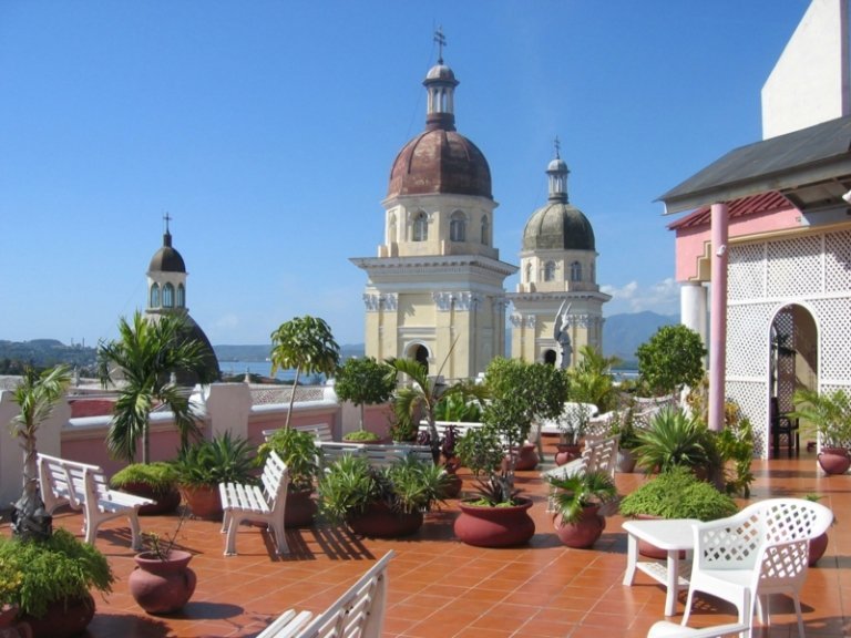 varanda e terraço no telhado plantador de ideias mediterrâneas móveis de jardim brancos