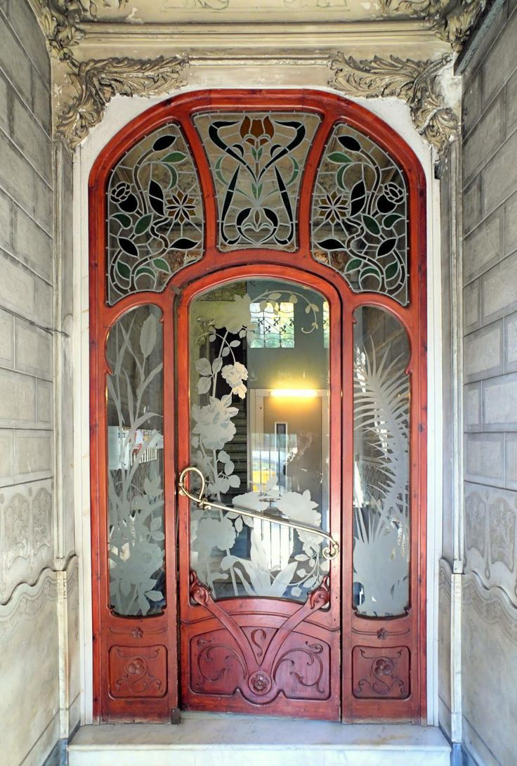 Porta da frente em estilo art nouveau, madeira, vidro, ornamentos florais, vitral