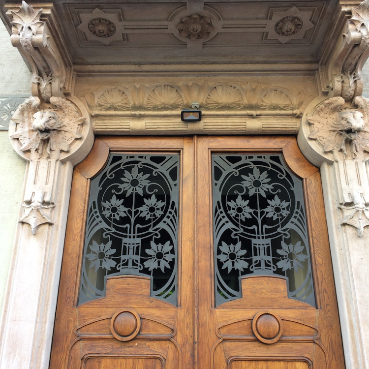 Porta de entrada Art Nouveau, madeira maciça de duas folhas, motivos florais, vidro gravado