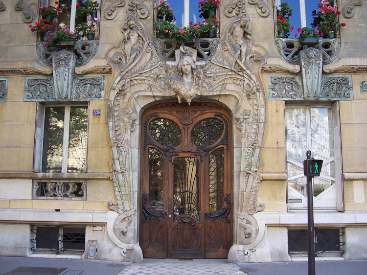 porta de entrada histórica fachada de pedra em madeira maciça Paris