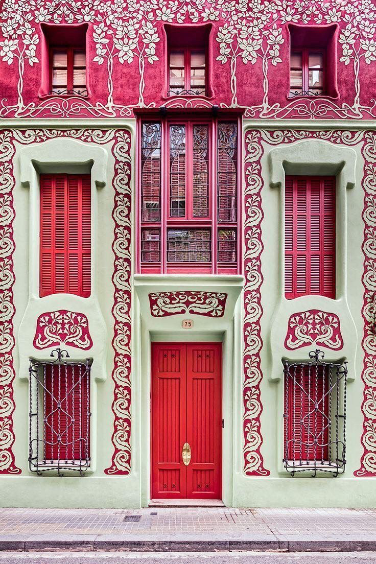 Enfeites art nouveau na fachada da casa na porta vermelha