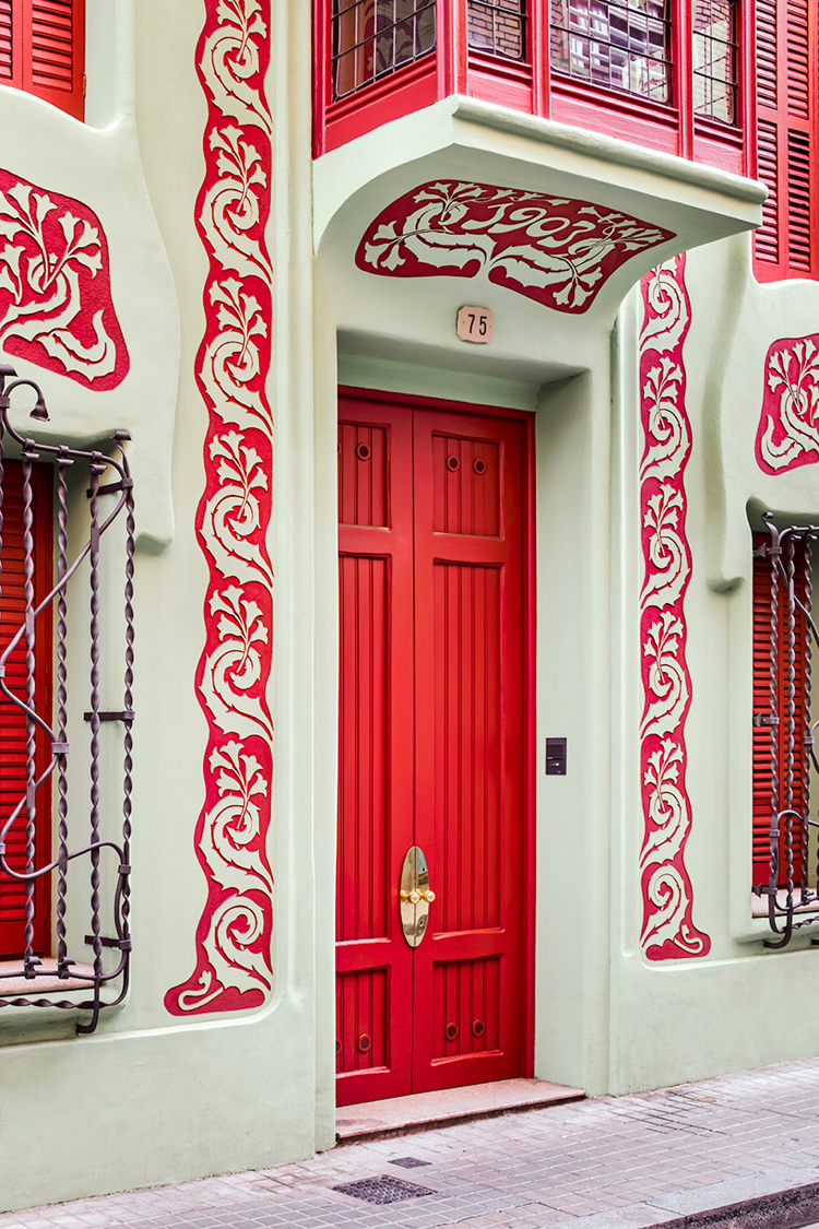 Porta da fachada da casa em estilo art nouveau vermelho verde claro