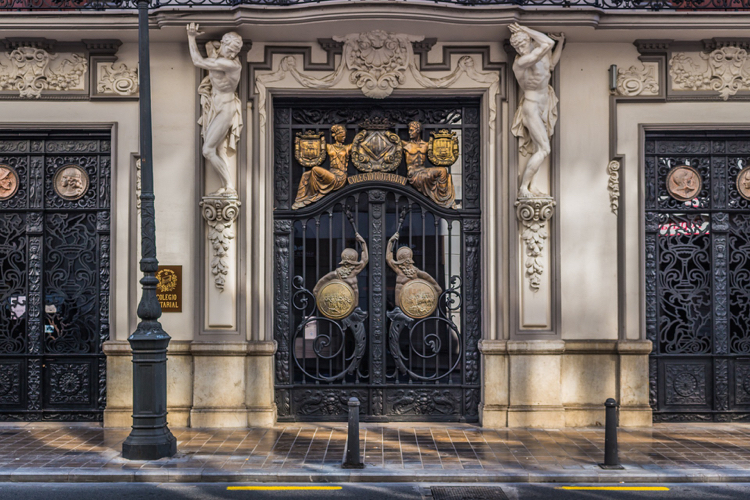 histórica porta da frente de vidro de metal ornamentada em Valência