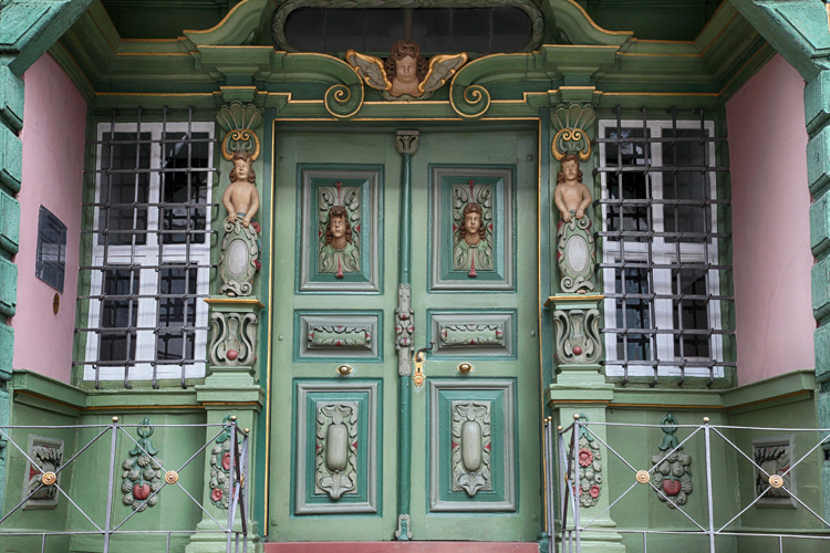 porta da frente histórica ricamente decorada em estilo Art Nouveau