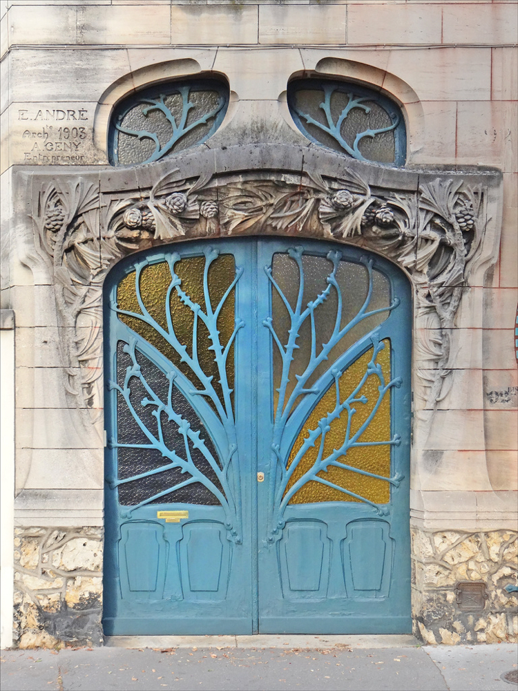 porta da frente histórica em estilo art nouveau com fachada de vidro em pedra azul