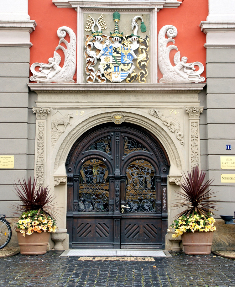 Porta em arco de vidro com ornamentos de metal para animais plantadores de frente