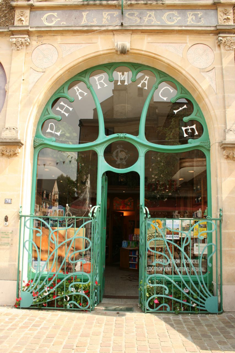 Fachada de farmácia em estilo Art Nouveau em vidro verde