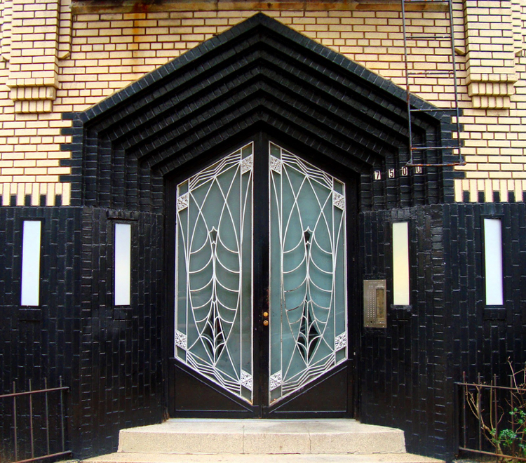 Contraste preto e branco da fachada de clínquer da porta da frente em estilo Art Nouveau