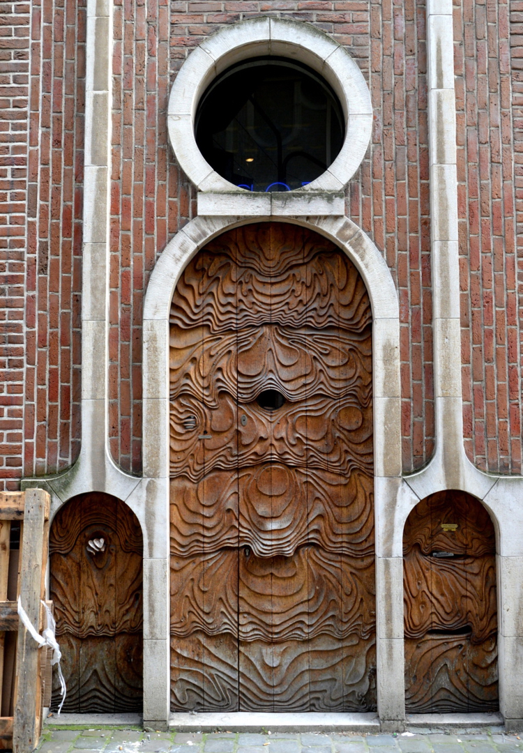 Porta da frente histórica em madeira maciça com motivos das ondas em Art Nouveau