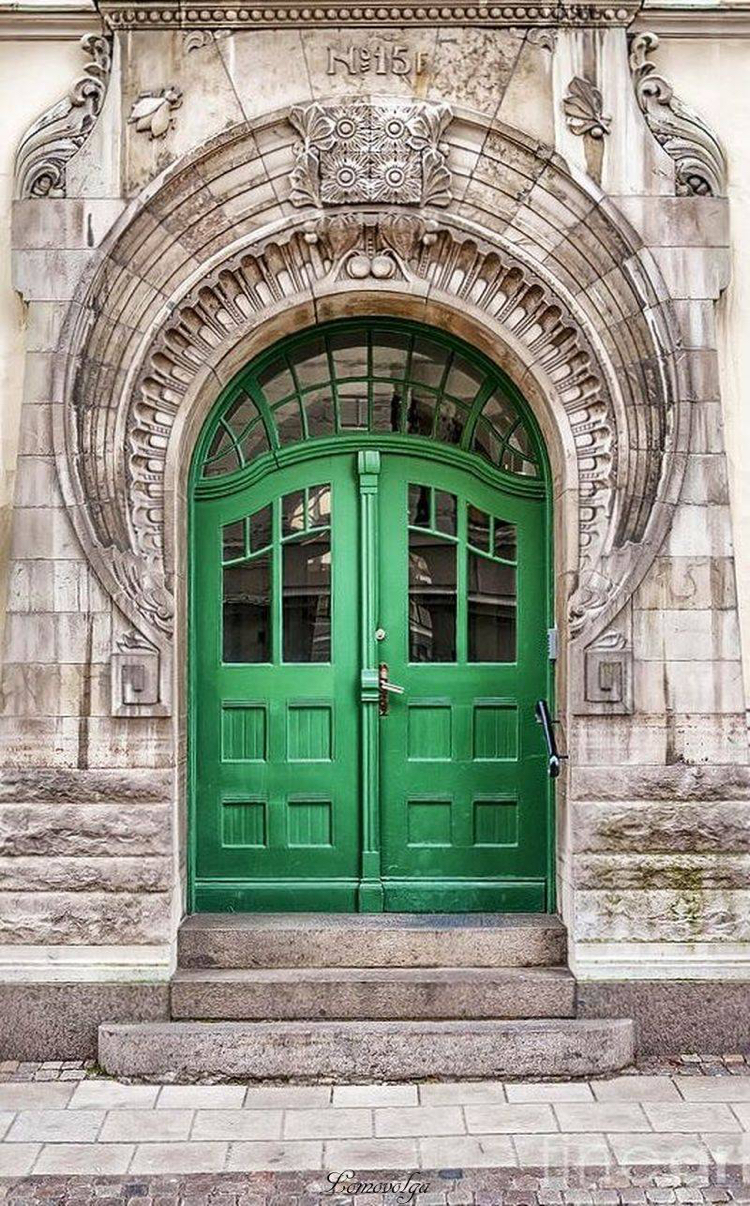 porta da frente de folha dupla vidro de madeira historicamente verde