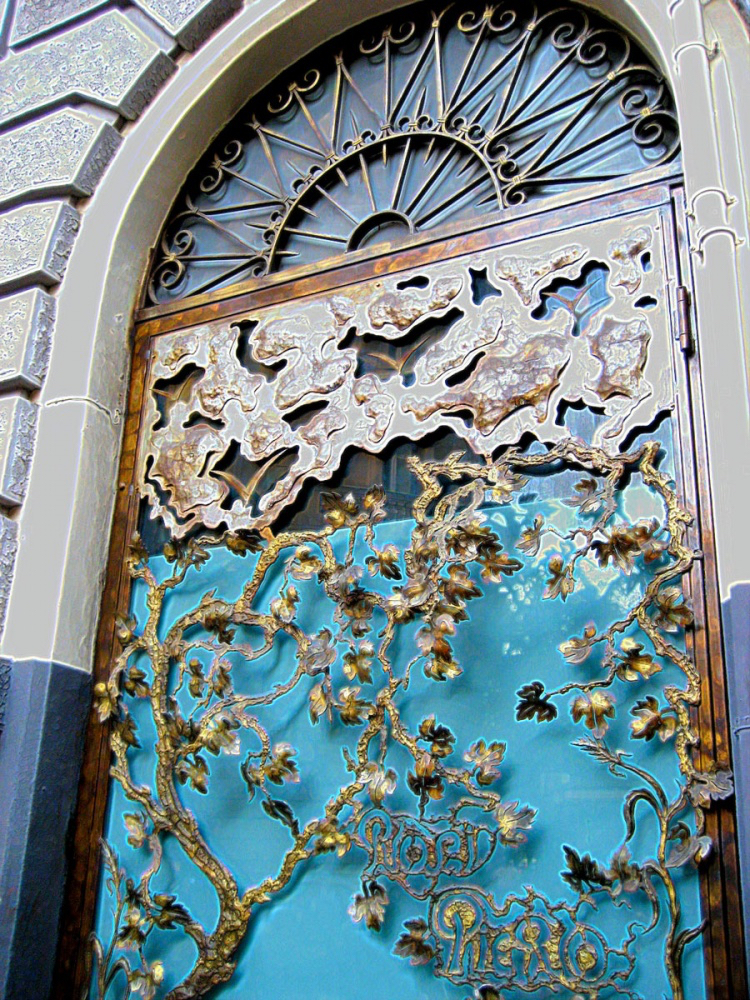 Porta Art Nouveau com folhas de latão