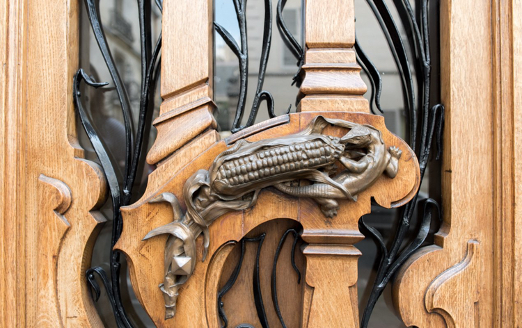 porta histórica ornamentos de madeira maciça lagarto Art Nouveau