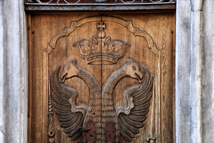 Porta antiga com monograma de madeira maciça brasão de armas