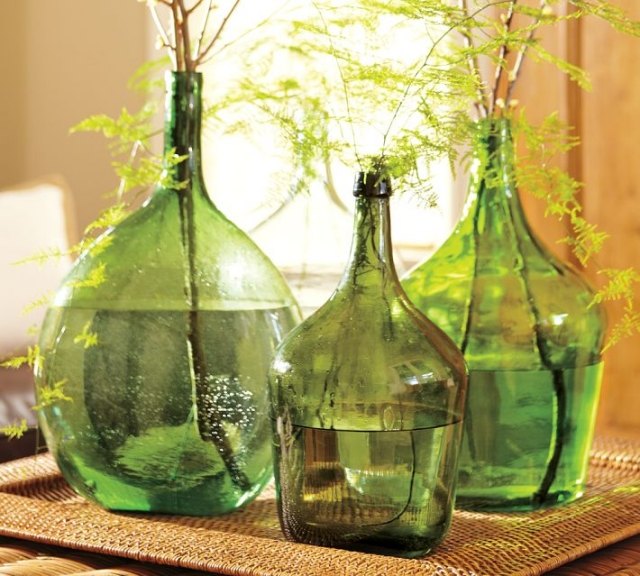 vidro-garrafas-verdes-samambaias-bandeja de fibra natural