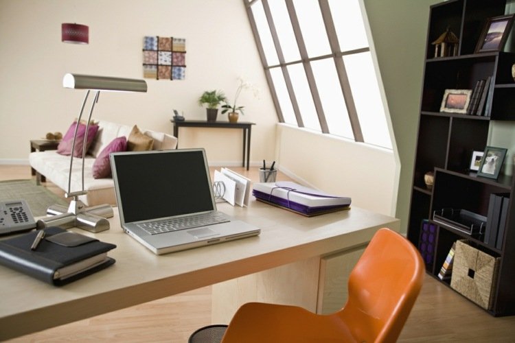 Idéias para móveis de escritório em casa teto inclinado-estante-local de trabalho-cadeira-abajur de mesa