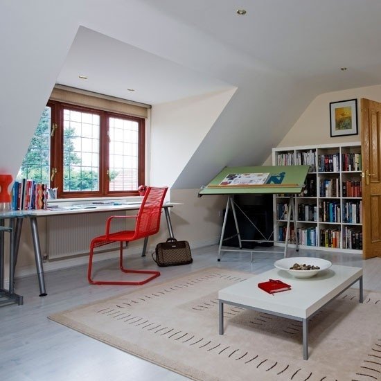 Living Ideas home office telhado inclinado minimalista vermelho e branco