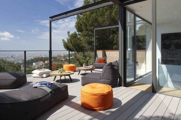 ideias-terraço-design-saco de feijão-almofadas de chão-cinza-laranja-pérgula