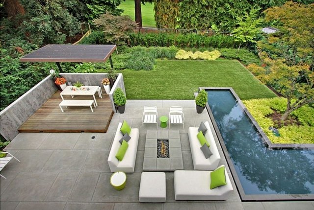 Área de estar, piscina, gramado, perenes verdes