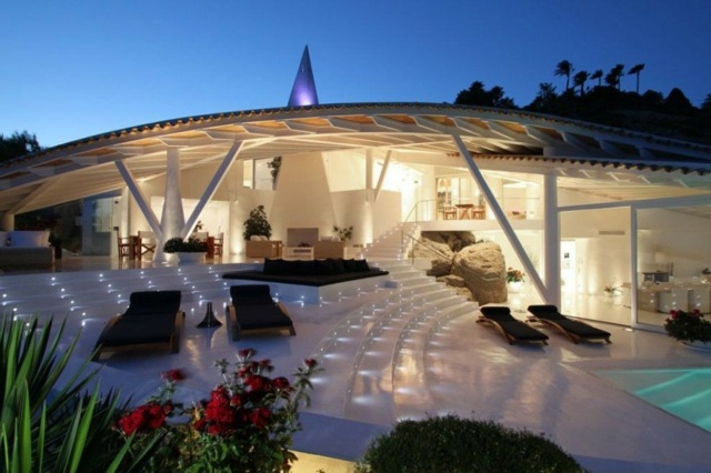 glamoroso terraço na cobertura, espreguiçadeiras com iluminação LED, moldura de madeira