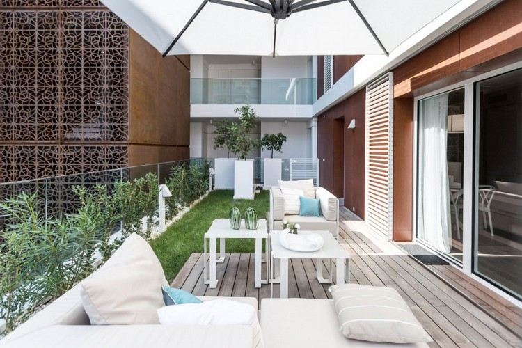 Ideias para design de terraço branco-móveis-semáforo-para-sol-gramado-vidro-corrimão
