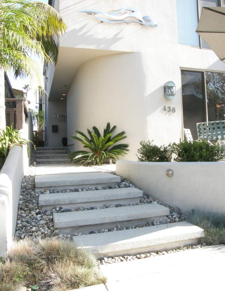 Exemplo de design de jardim frontal-concreto-escadas-seixos