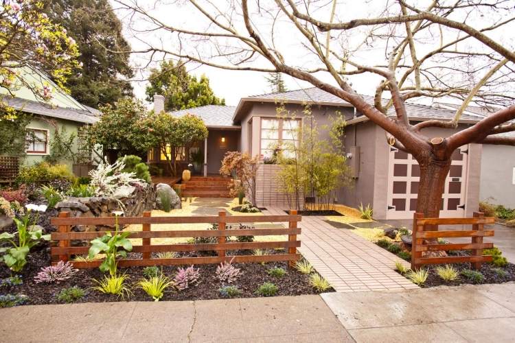Exemplo de design de jardim frontal-madeira-cerca-amarela-lasca-baixa-plantas-estilo japonês
