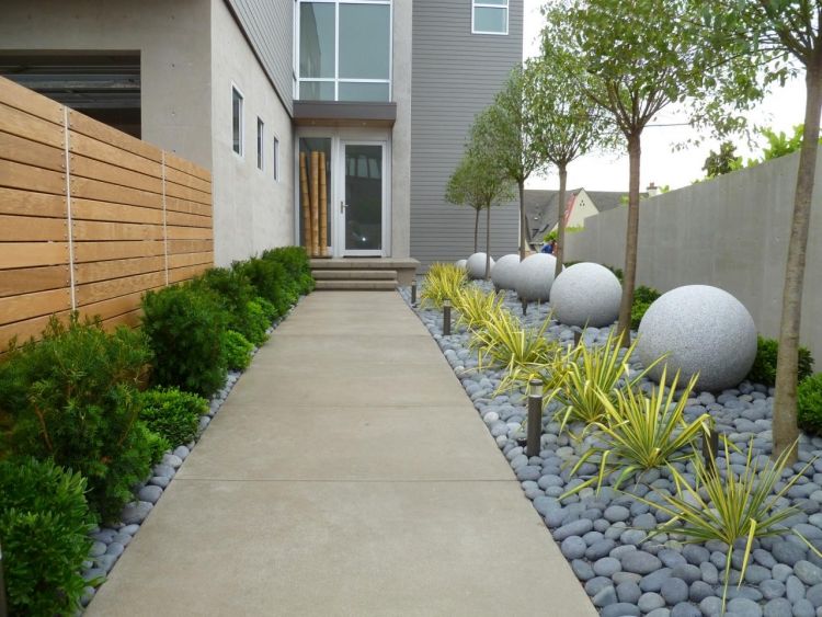 Projeto do jardim da frente-exemplo-calçada-concreto-lajes-luzes-poste-de-amarração-cinza-rio-pedras-pedras-bolas
