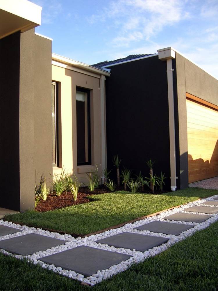 projeto do jardim frontal-moderno-calçada-cinza-placas-piso-branco-cascalho ornamental