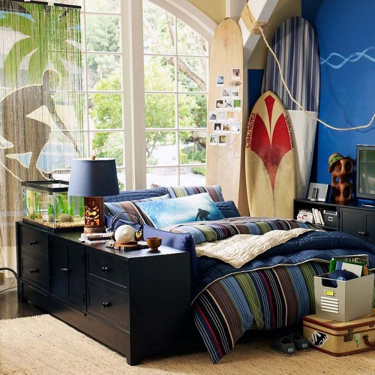 decoração-quarto de menino-surf-pranchas de surfe-cômoda-papel de parede-caos