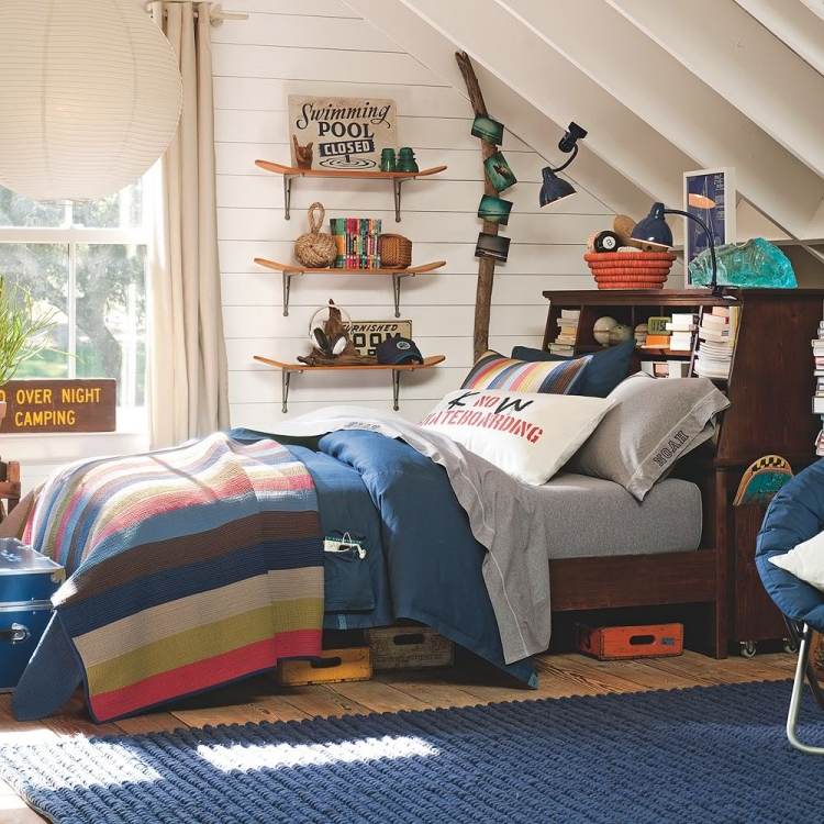 idéias de decoração-quarto de menino-telhado inclinado-branco-cama-prateleiras-práticas-decorativas-travesseiros