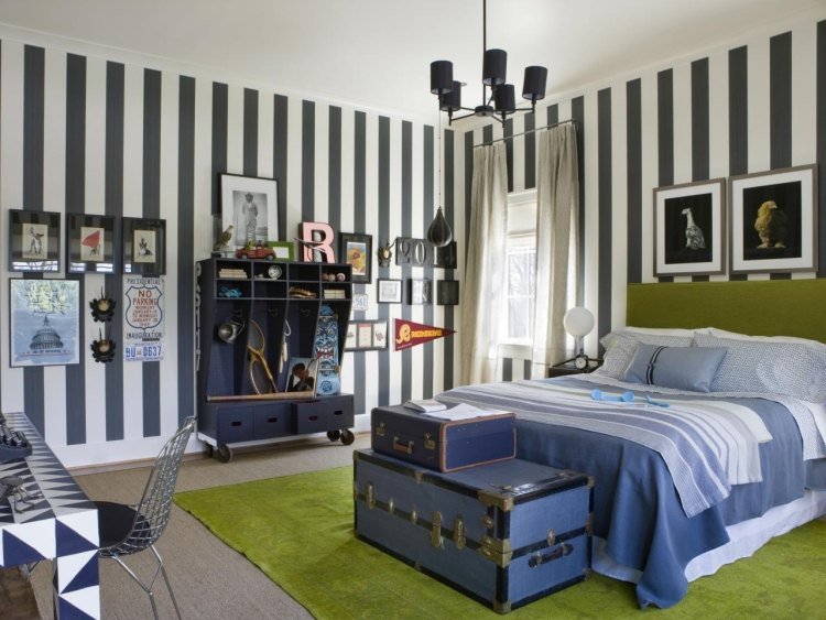 mobiliário-ideias-meninos-quarto-papel de parede-listras-branco-azul-carpete-baús-fotos-decoração de parede