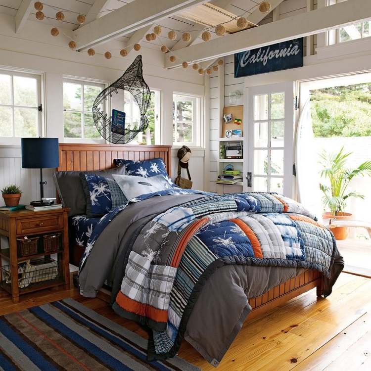 idéias de decoração-quarto de menino-casa de praia-palmeira-terraço-portas-prancha de surfe-roupas de cama-colcha