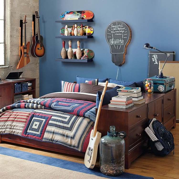 design de interiores-meninos-quarto-mobília-cama-aparador-parede-pintura-azul-guitarra