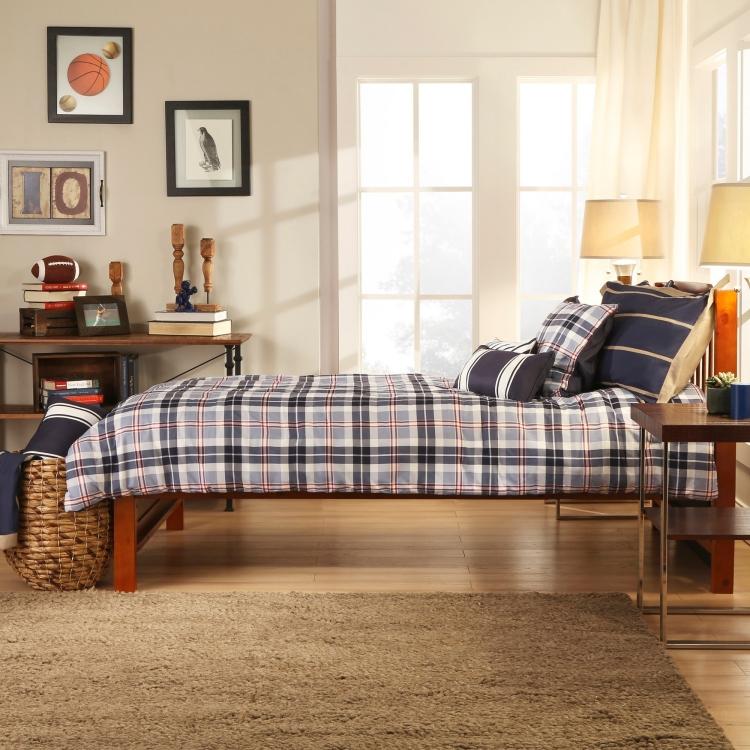 mobiliário ideias-meninos quarto-cama-fotos-janela-edredom-travesseiro-cesta-tapete-piso de madeira