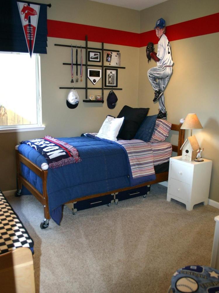 móveis idéias-meninos quarto-beisebol-cama-rodízios-mesa de cabeceira-branco-carpete-prateleiras