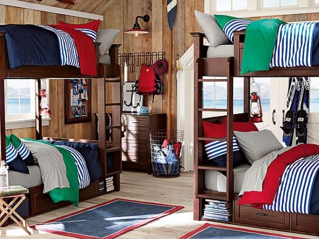 náutico-quarto infantil-linho-cama-vermelho-verde-listras-piso de madeira