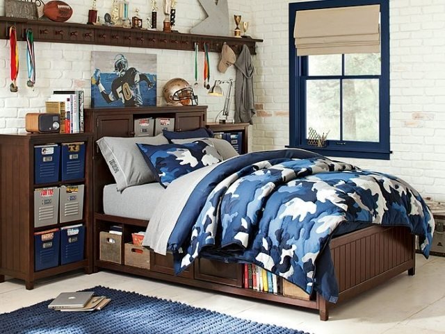 camuflagem-cama-janela-caixilharia-azul-alumínio-perfil-branco-tijolos
