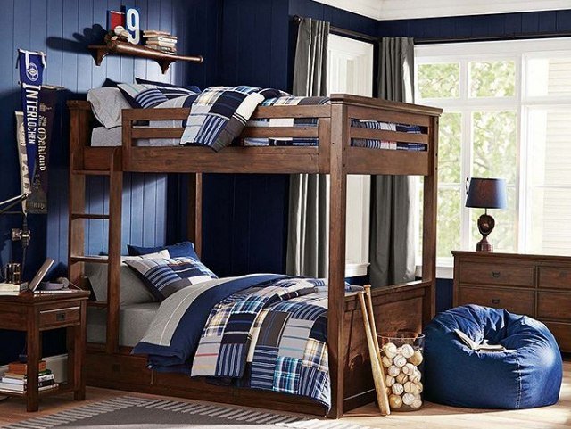 Beliche - quarto infantil - pufe - parede azul - proteção solar - cortinas