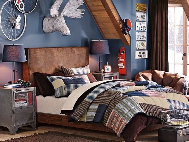 Quarto de menino com colcha inclinada de cor azul dominante