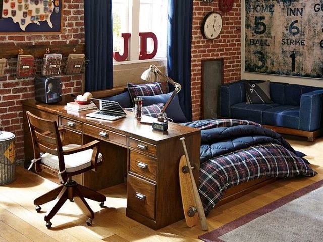 mobília-rústica-cadeira-vintage-meninos-quarto-parede-parede-tijolo vermelho
