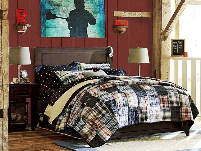Quarto adolescente-roupas de cama-azul-patchwork-piso laminado-pintura de parede vermelha