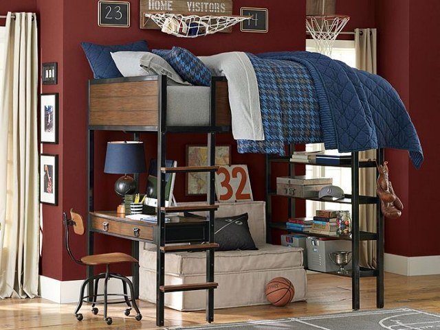 cor da parede - vermelho escuro - bordeaux - quarto dos meninos - cama do sótão - estrutura de metal