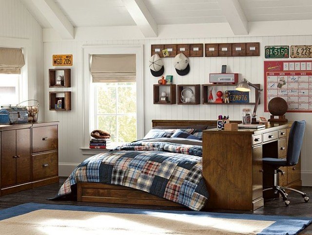 quarto-com-uma-mesa-de-móveis inclinados-madeira-design-clássico-quarto de menino