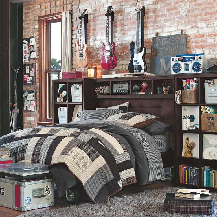 Idéias de decoração-quarto de menino-parede de tijolos-guitarra-patchwork teto-prateleiras-carpete cinza