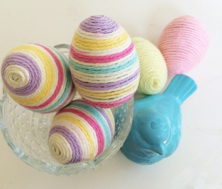 Em vez de tingir, você também pode embrulhar os ovos em barbante tingir ovos de páscoa com fios em tons pastéis embrulhar a ideia simplesmente colar